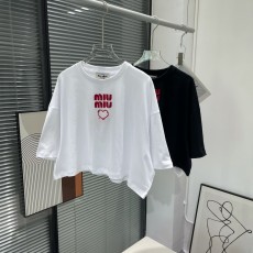 미우미우 MIUMIU 2023 SS 캐릭터 하트로고 여성 긴팔티 커스텀급