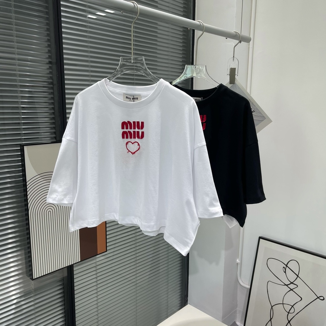 미우미우 MIUMIU 2023 SS 캐릭터 하트로고 여성 긴팔티 커스텀급
