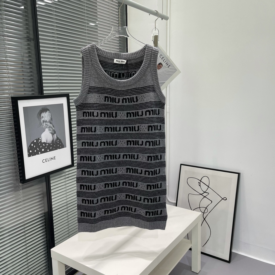 미우미우 MIUMIU 2023 SS 캐릭터 스트라이프 니트 여성 원피스 커스텀급