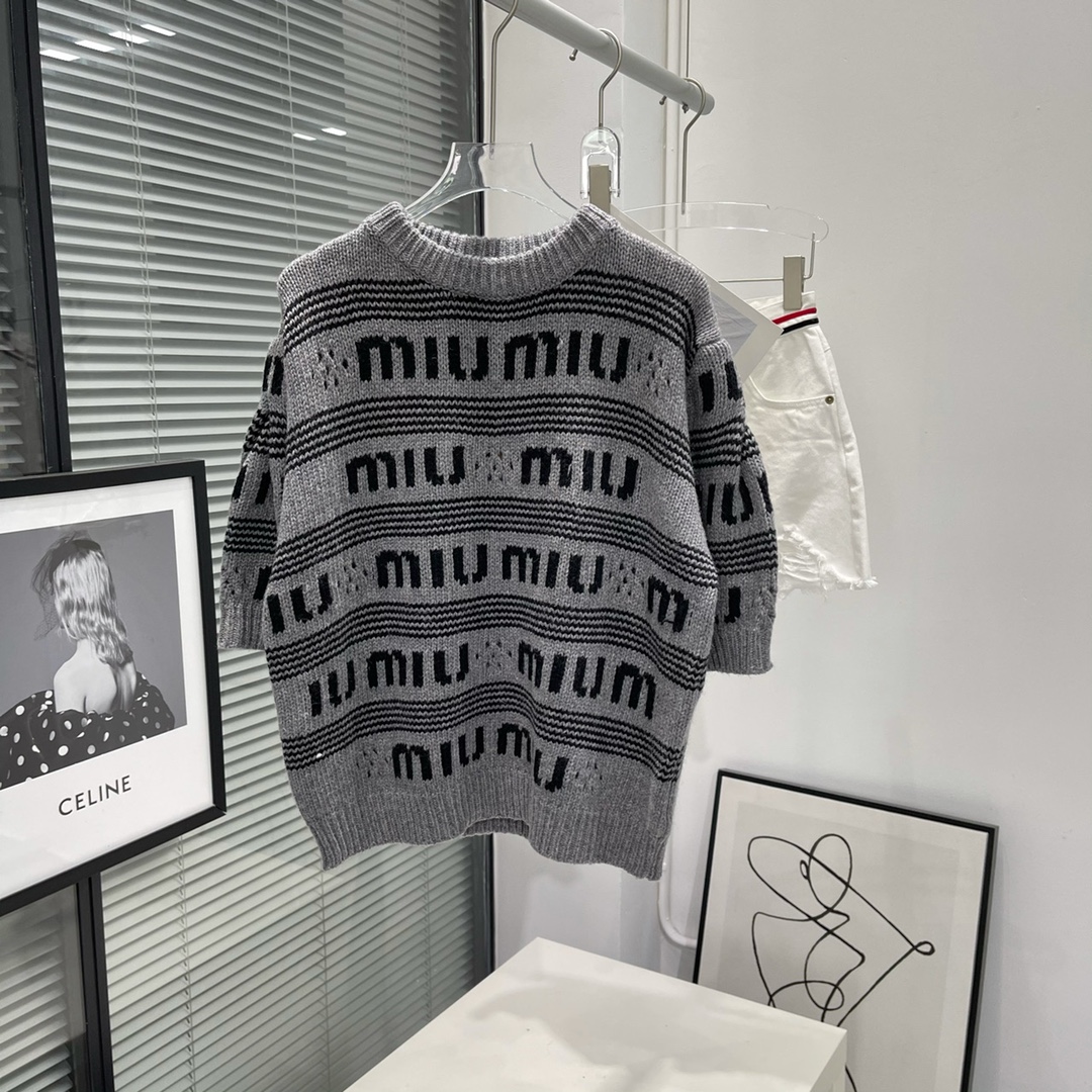 미우미우 MIUMIU 2023 SS 캐릭트 스트라이프 니트 여성 반팔티 커스텀급