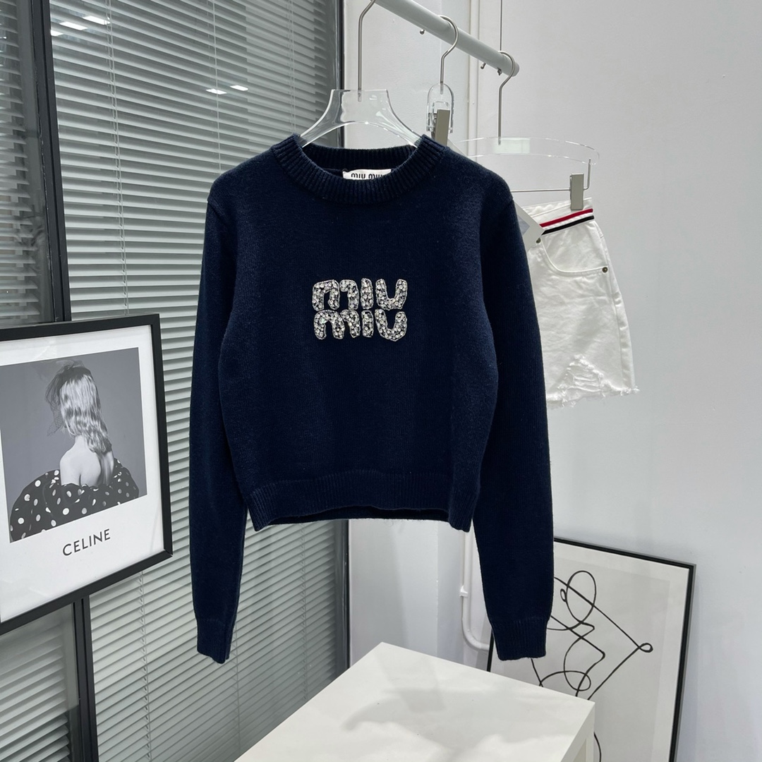 미우미우 MIUMIU 2023 SS 큐빅로고 니트 네이비 여성 상의 커스텀급