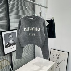 미우미우 MIUMIU 2023 SS 캐릭터 로고 니트 그레이 여성 상의 커스텀급