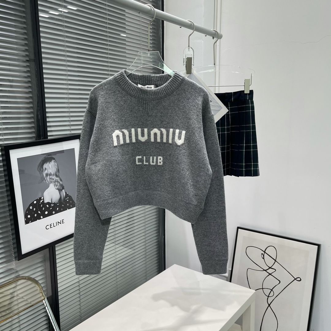미우미우 MIUMIU 2023 SS 캐릭터 로고 니트 그레이 여성 상의 커스텀급