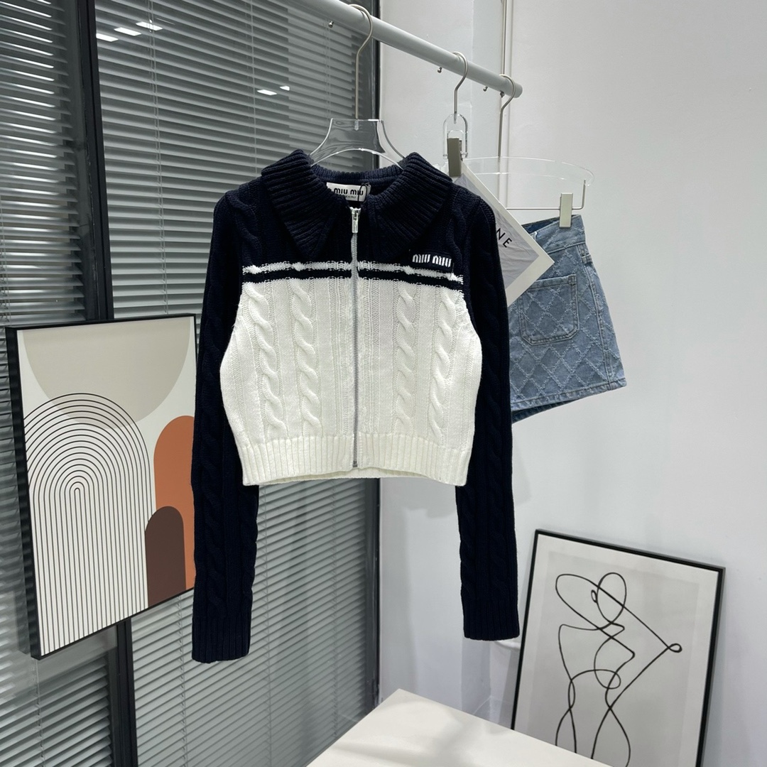 미우미우 MIUMIU 2023 SS 투톤 카라 로고 여성 짚업 상의 커스텀급