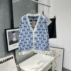 미우미우 MIUMIU 2023 SS 캐릭터 스트라이프 니트 여성 가디건 커스텀급