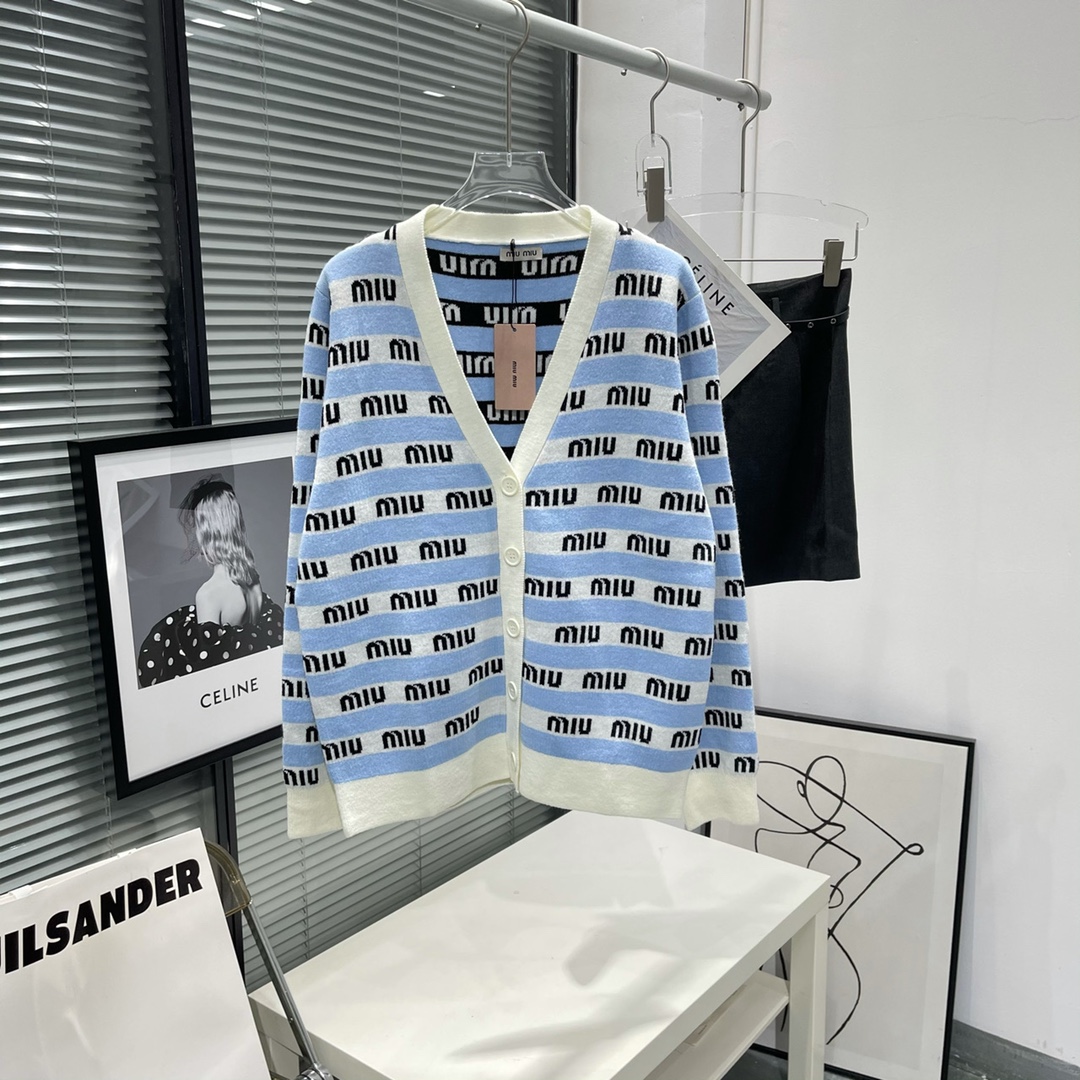미우미우 MIUMIU 2023 SS 캐릭터 스트라이프 니트 여성 가디건 커스텀급
