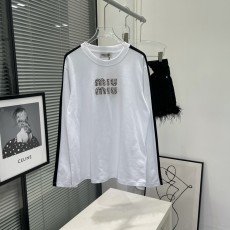 미우미우 MIUMIU 2023 SS 캐릭터 큐빅로고 라인 여성 긴팔티 커스텀급