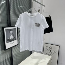 미우미우 MIUMIU 2023 SS 캐릭터 큐빅로고 라운드넥 여성 반팔티 커스텀급