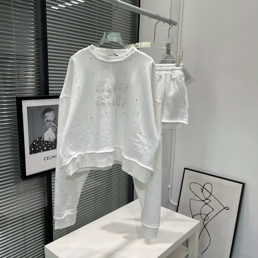 미우미우 MIUMIU 2023 SS 캐릭터 패치로고 큐빅 긴팔티 반바지 여성 세트 커스텀급