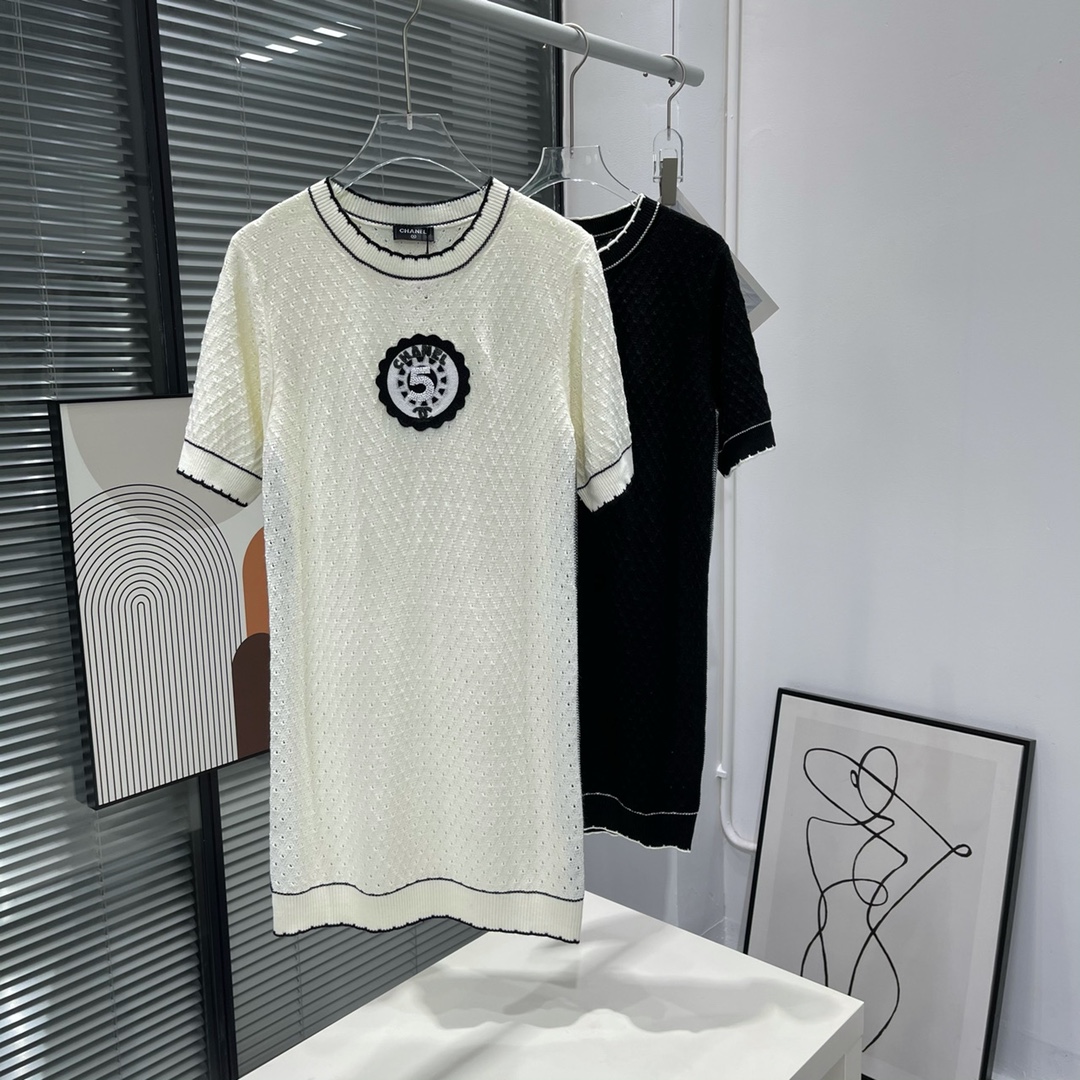 샤넬 CHANEL 2023 SS 캐릭터 패치로고 라운드넥 여성 원피스 커스텀급