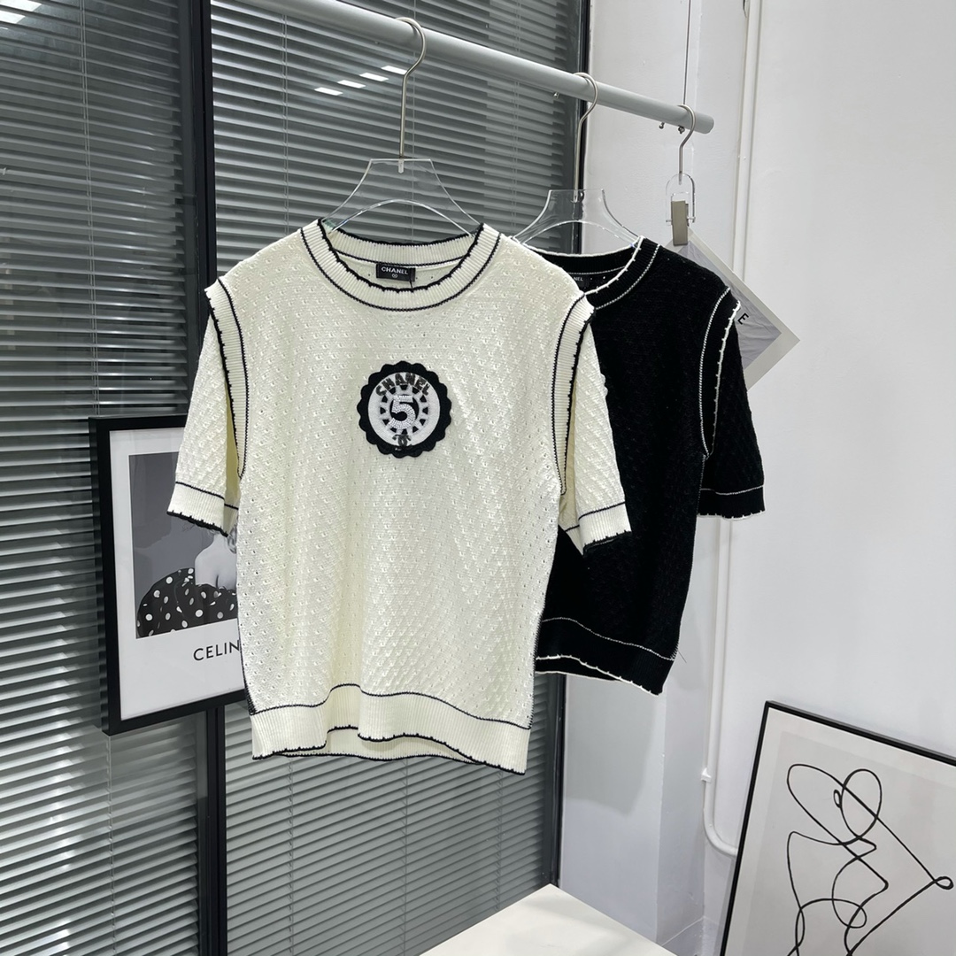 샤넬 CHANEL 2023 SS 캐릭터 패치로고 니트 여성 반팔티 커스텀급