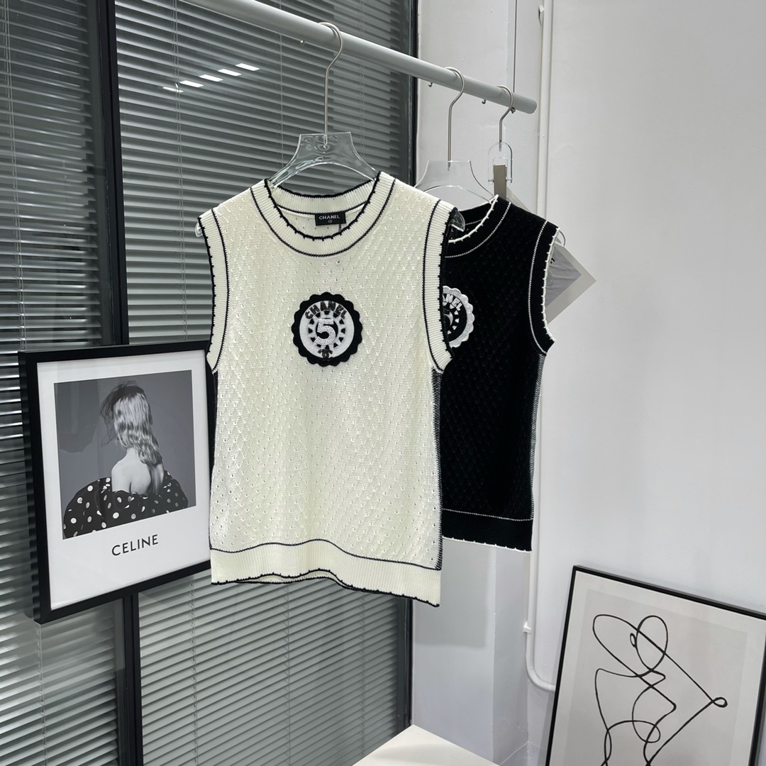 샤넬 CHANEL 2023 SS 캐릭터 패치로고 니트 여성 민소매티 커스텀급