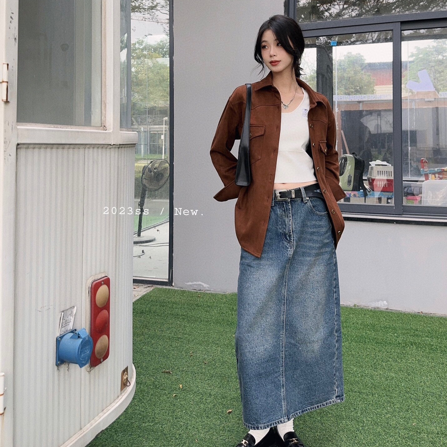 프라다 PRADA 2023 SS 트라이앵글 삼각로고 트임 여성 청치마 커스텀급