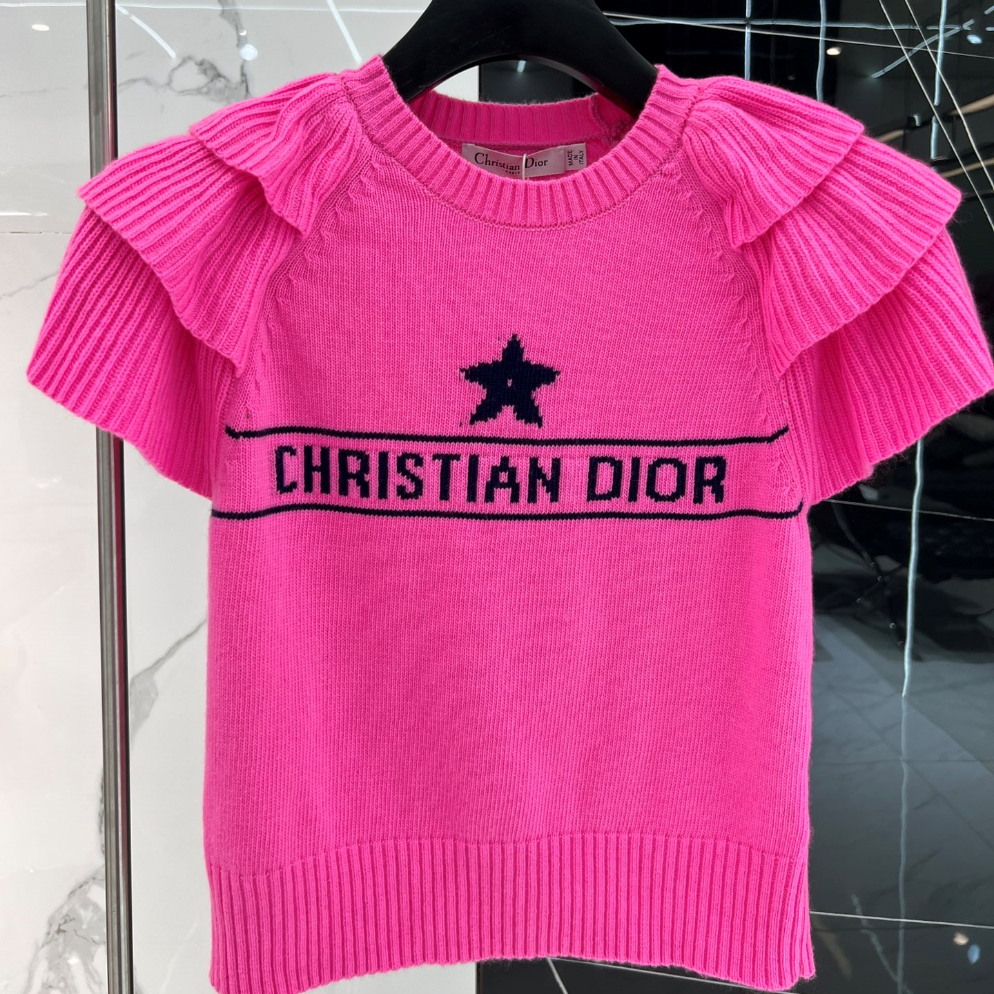 디올 DIOR 2023 SS 캐릭터 스타 러플 니트 핫핑크 여성 반팔티 커스텀급