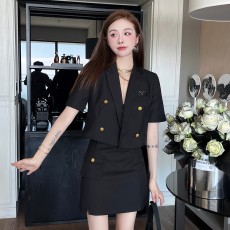 프라다 PRADA 2023 SS 트라이앵글 로고 자켓 스커트 블랙 여성 세트 커스텀급