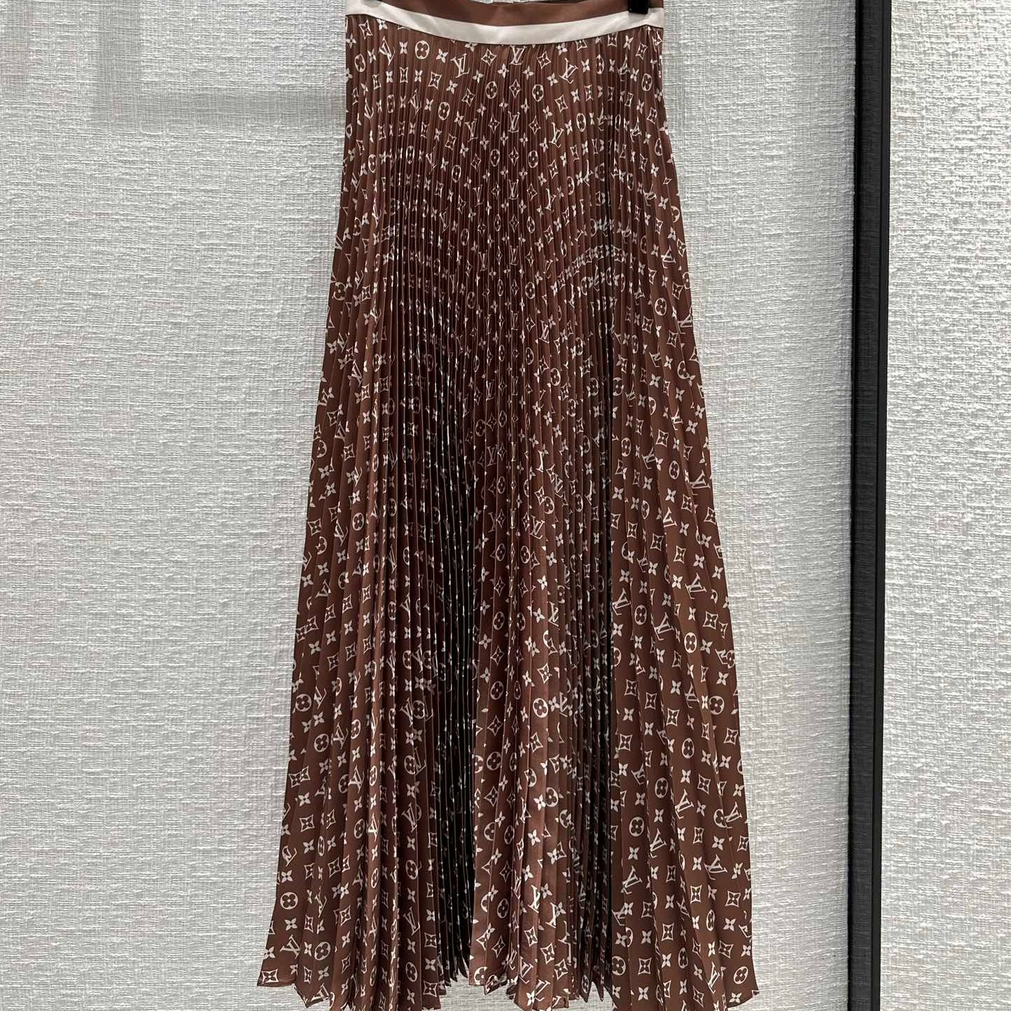 루이비통 LOUIS VUITTON 2023 SS 캐릭터 라인 여성 주름치마 커스텀급