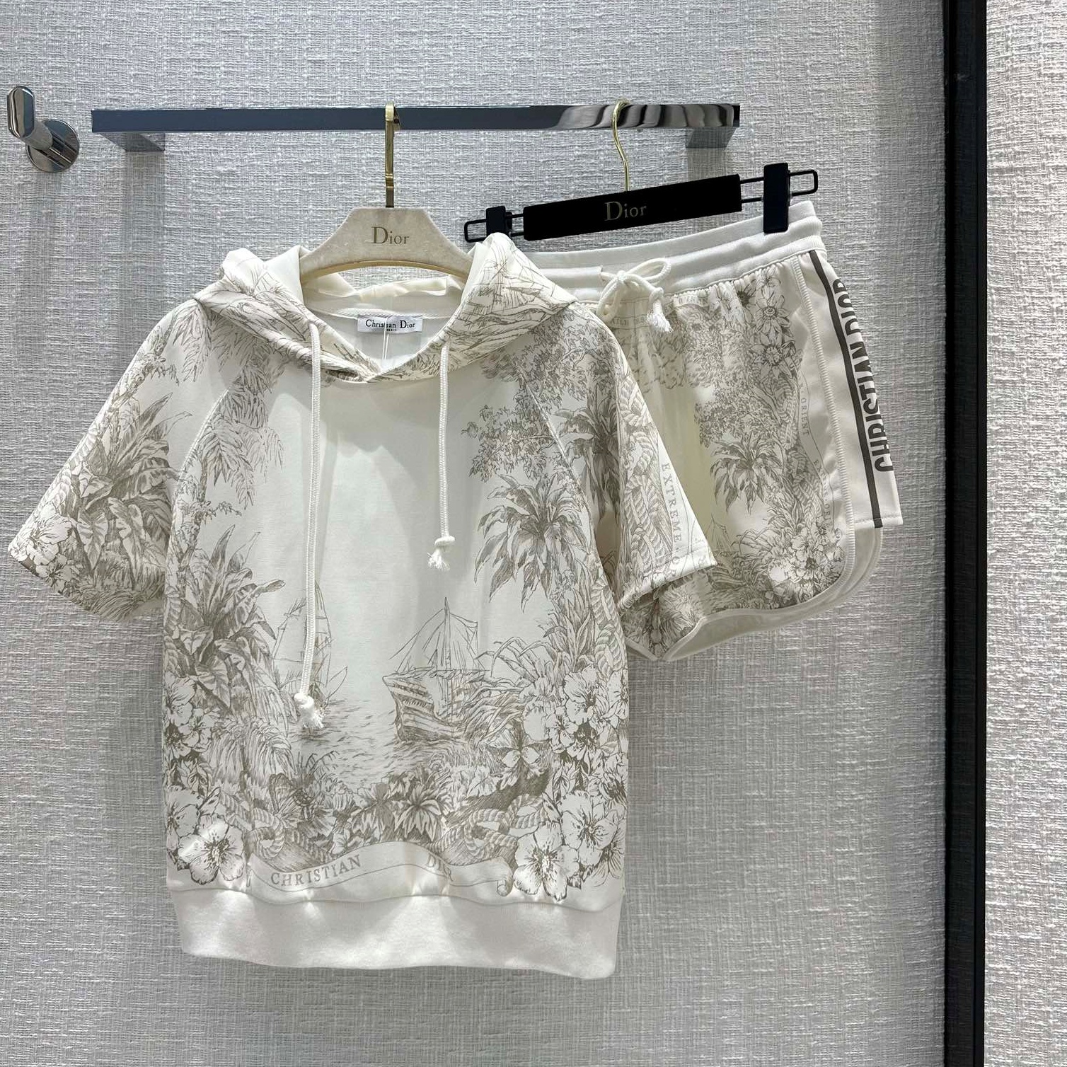 디올 DIOR 2023 SS 캐릭터무늬 후드 반팔티 반바지 그레이 여성 세트 커스텀급