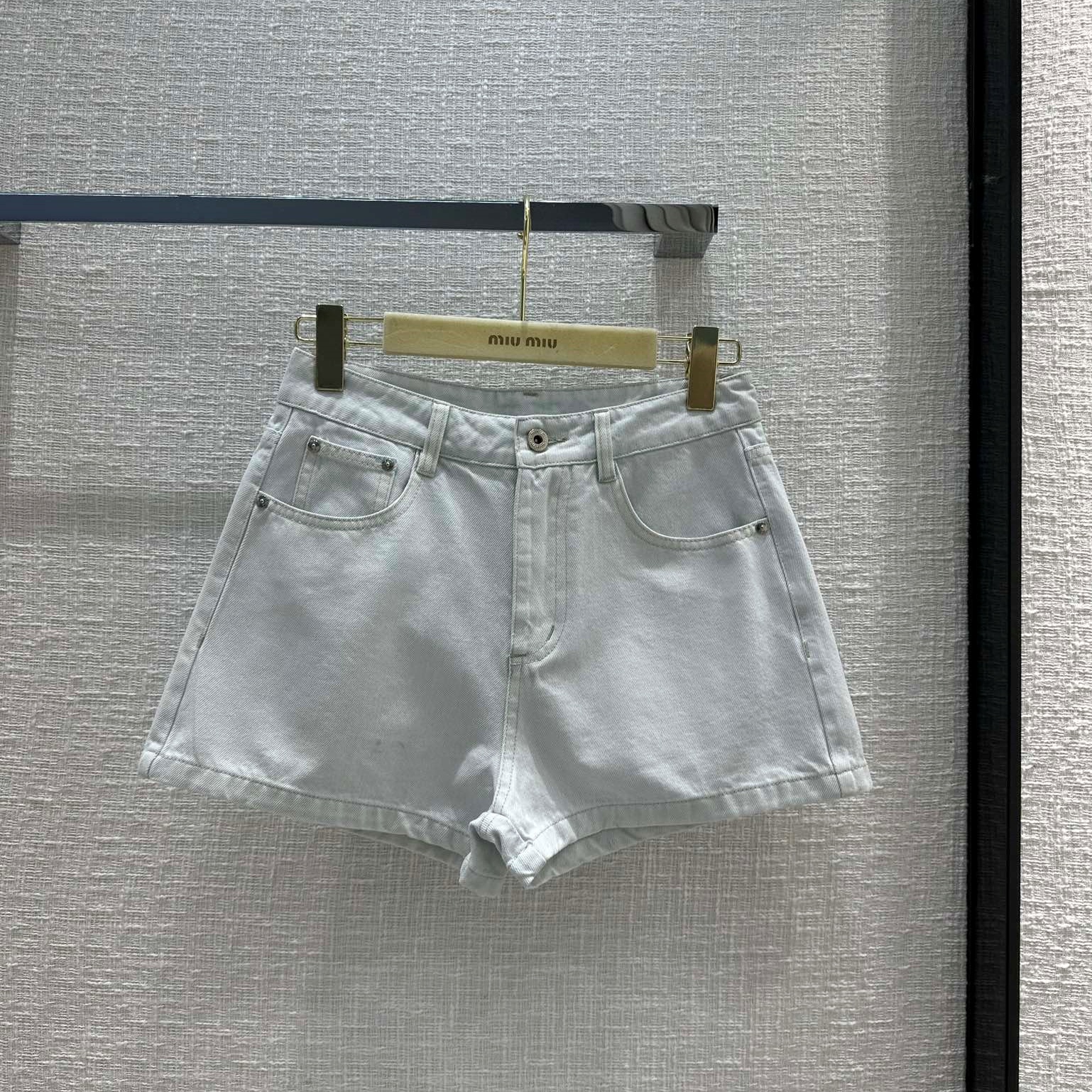 미우미우 MIUMIU 2023 SS 패치로고 빈티지 여성 데님 반바지 커스텀급