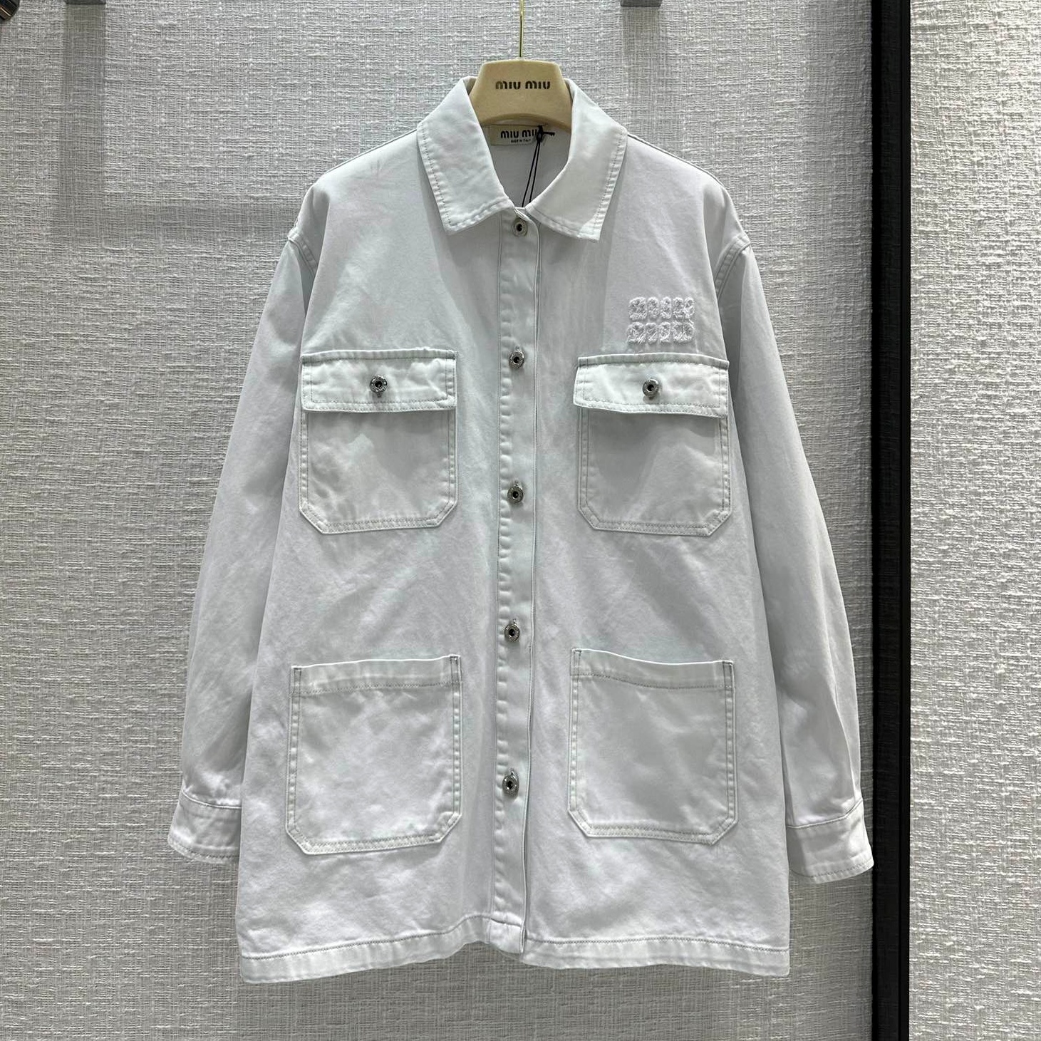 미우미우 MIUMIU 2023 SS 패치로고 빈티지 여성 데님 롱셔츠 커스텀급