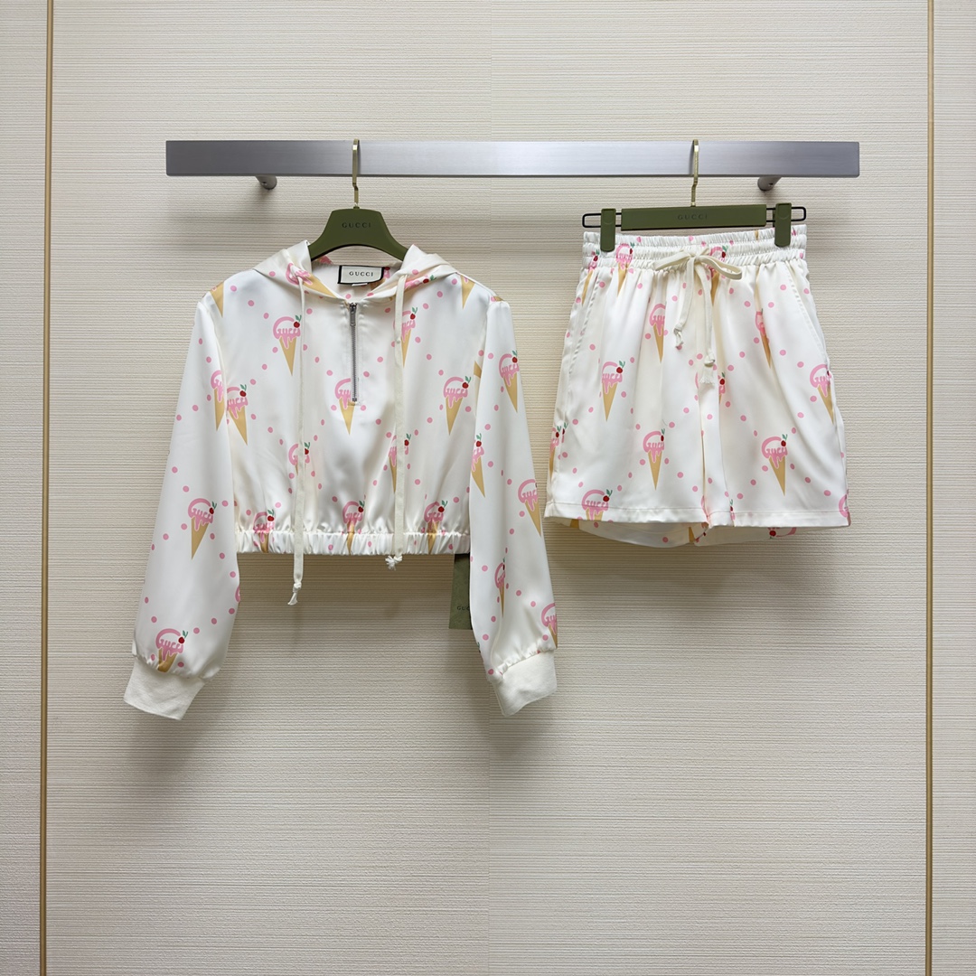 구찌 GUCCI 2023 SS 캐릭터 후드 바람막이 반바지 여성 세트 커스텀급