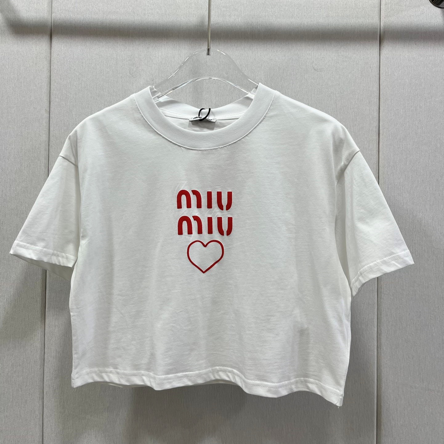 미우미우 MIUMIU 2023 SS 캐릭터 하트 라운드넥 화이트 여성 반팔티 커스텀급