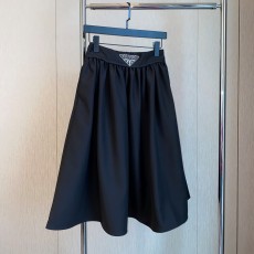 프라다 PRADA 2023 SS 삼각로고 블랙 여성 주름치마 커스텀급