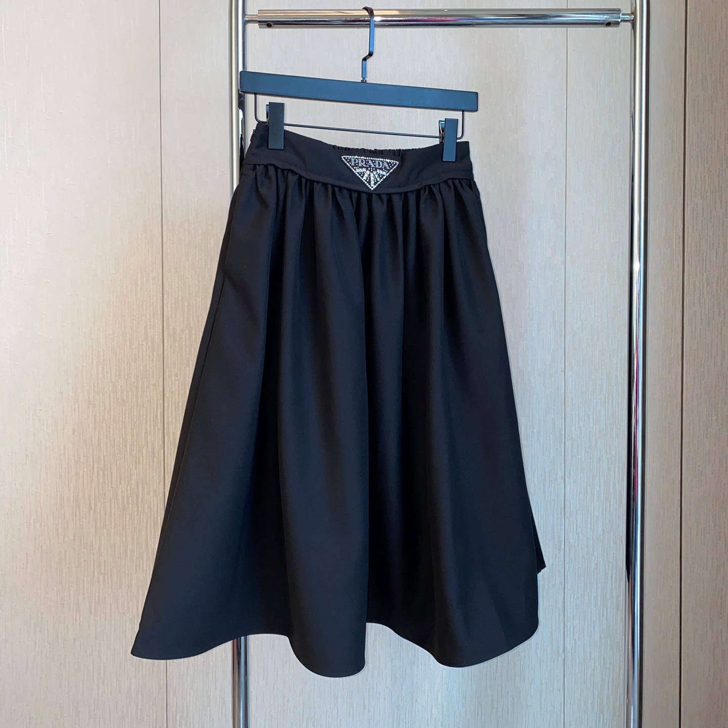 프라다 PRADA 2023 SS 삼각로고 블랙 여성 주름치마 커스텀급