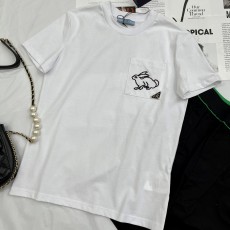 프라다 PRADA 2023 SS 삼각로고 캐릭터 포켓 화이트 여성 반팔티 커스텀급