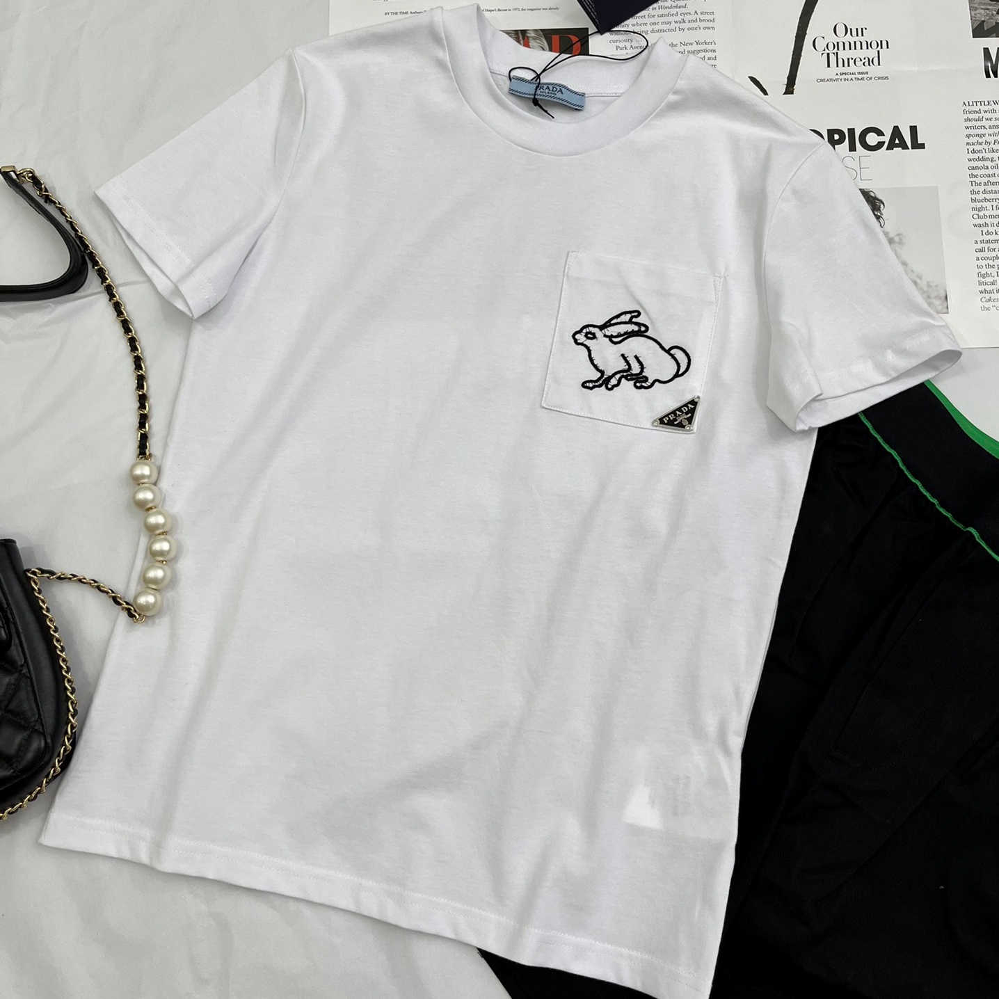 프라다 PRADA 2023 SS 삼각로고 캐릭터 포켓 화이트 여성 반팔티 커스텀급