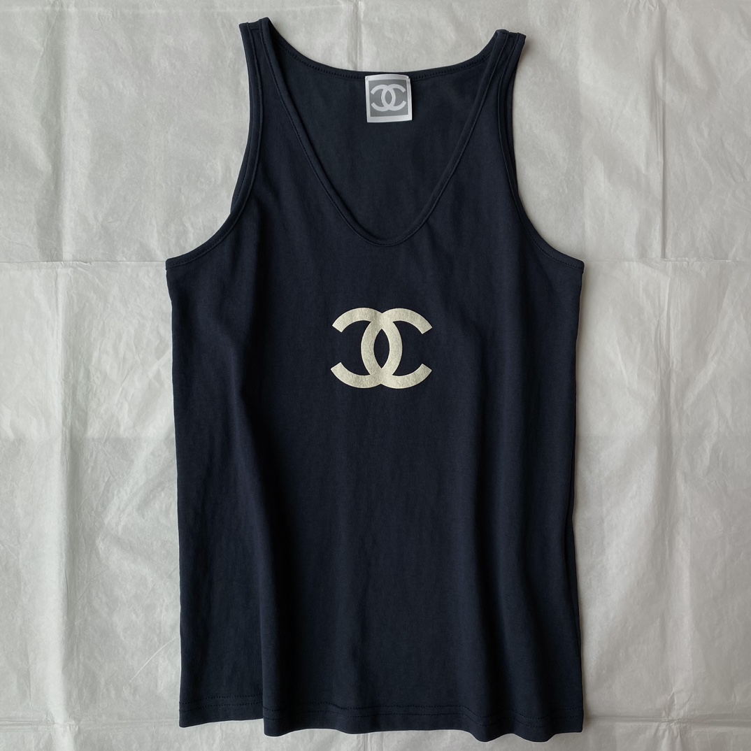 샤넬 CHANEL 2023 SS 캐릭터 로고 브이넥 블랙 여성 민소매티 커스텀급