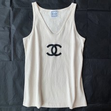 샤넬 CHANEL 2023 SS 캐릭터 로고 브이넥 화이트 여성 민소매티 커스텀급