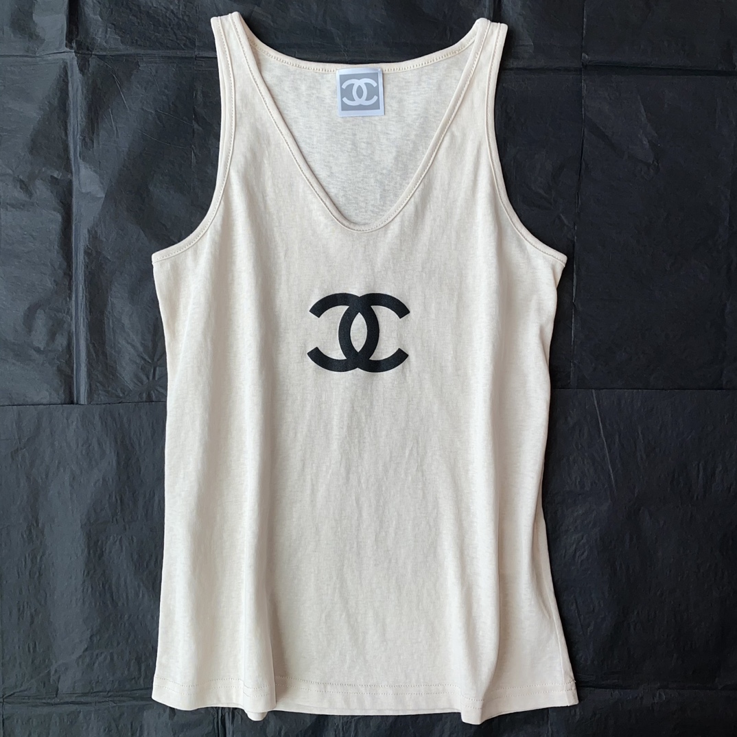 샤넬 CHANEL 2023 SS 캐릭터 로고 브이넥 화이트 여성 민소매티 커스텀급