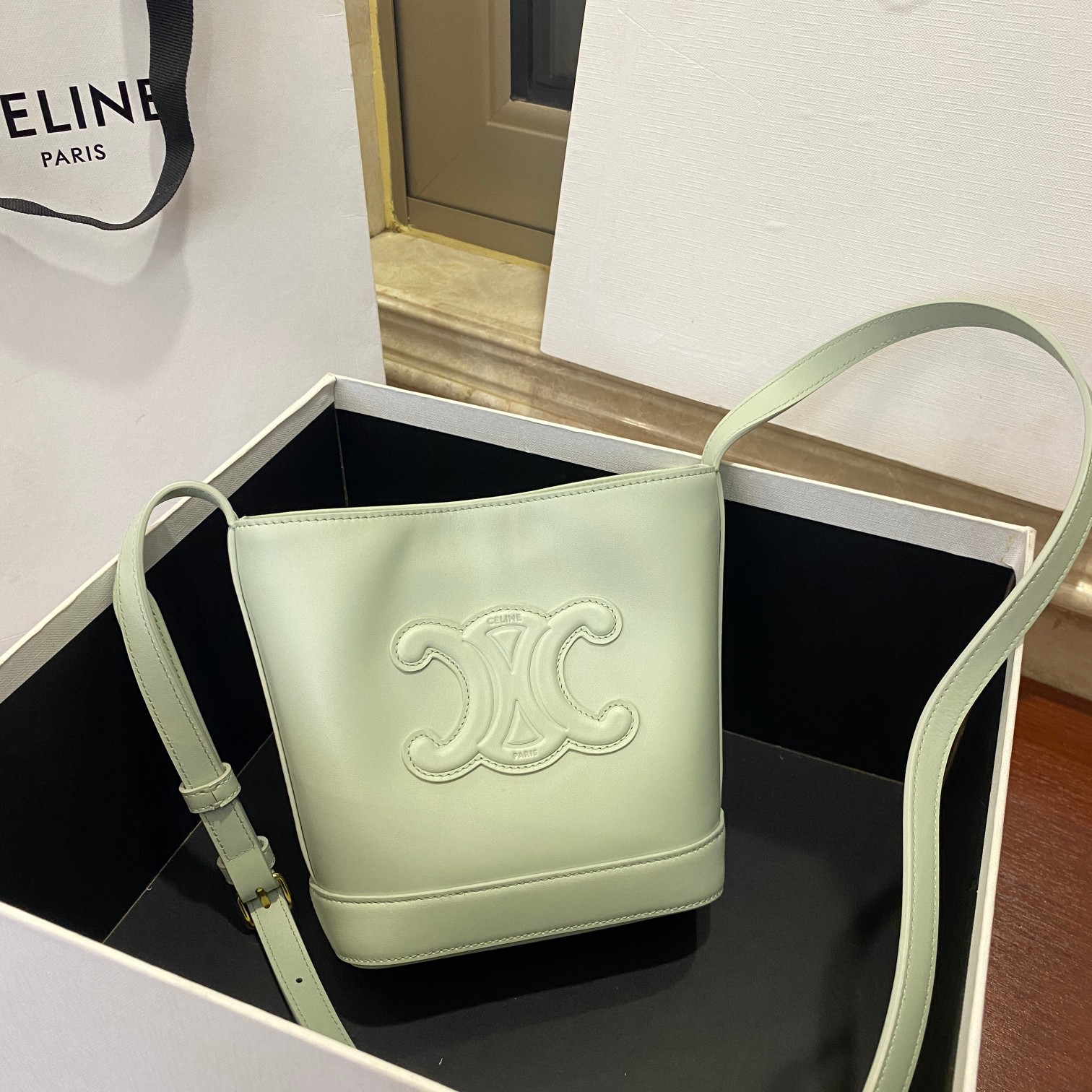 셀린느 CELINE 2023 SS 트리오페 레더 미니 버킷백 연그린 101433 커스텀급