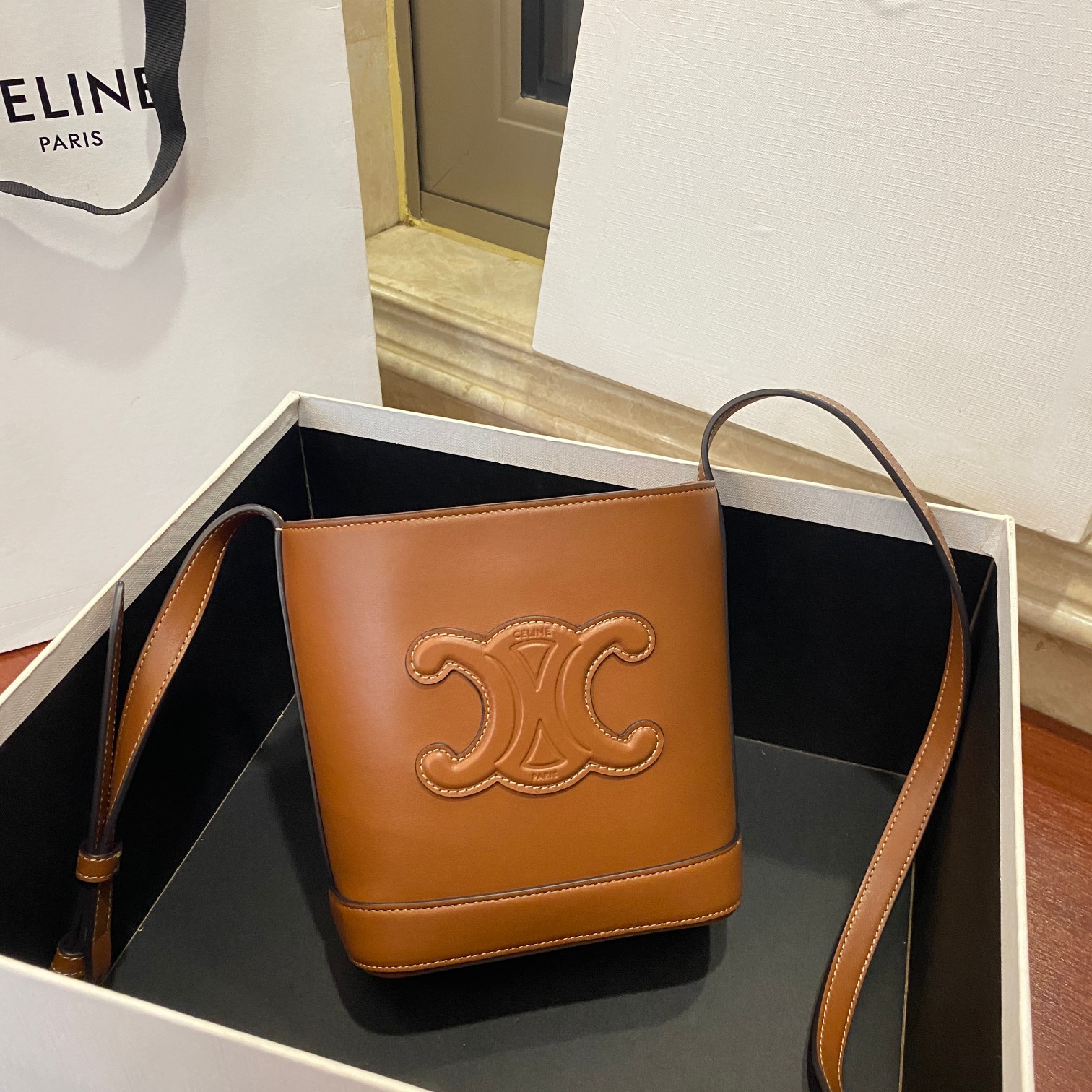 셀린느 CELINE 2023 SS 트리오페 레더 미니 버킷백 카멜 101433 커스텀급