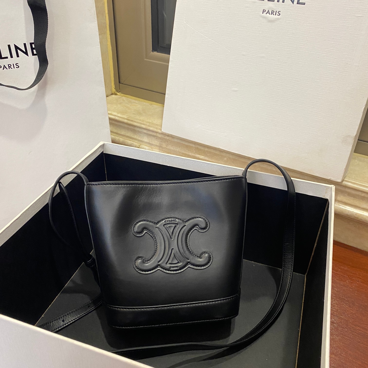 셀린느 CELINE 2023 SS 트리오페 레더 미니 버킷백 블랙 101433 커스텀급