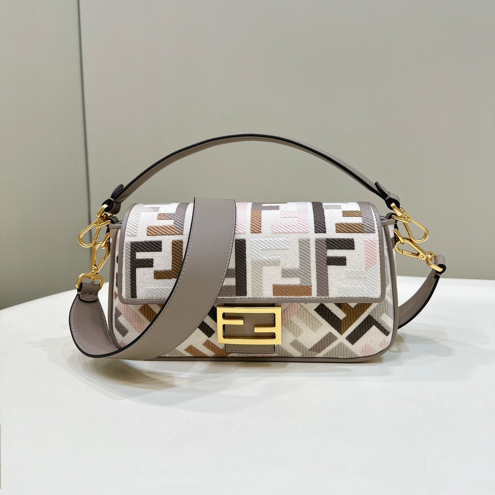 펜디 FENDI 2023 SS 바게트 F로고 핸드백 0159 커스텀급