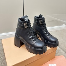 미우미우 MIUMIU 2023 SS 로고 레더 블랙 여성 쇼트부츠 커스텀급