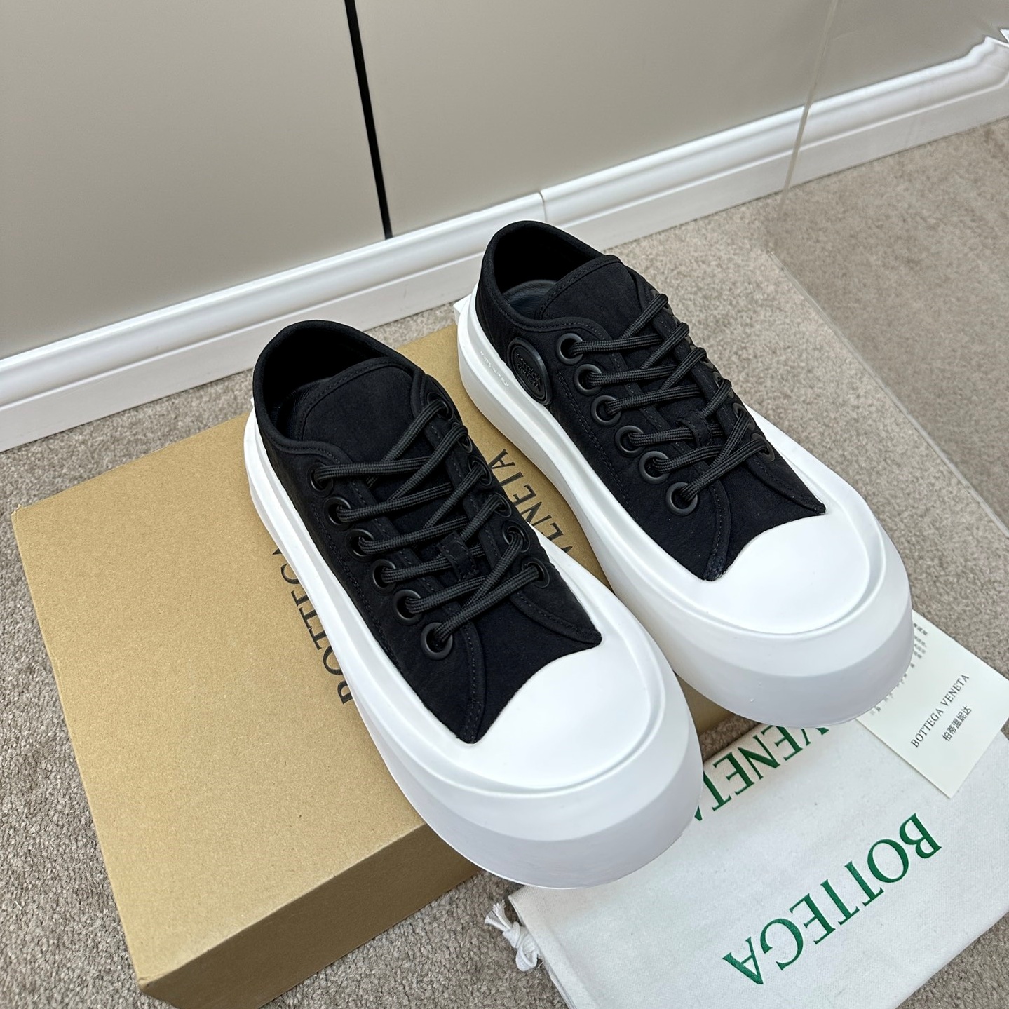 보테가 베네타 BOTTEGA VENETA 2023 SS 블랙 화이트텝 여성 슈즈 커스텀급