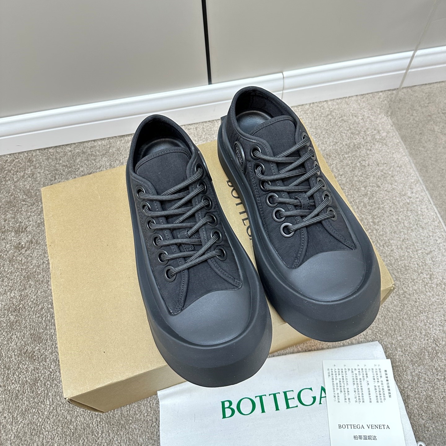 보테가 베네타 BOTTEGA VENETA 2023 SS 패치로고 올블랙 여성 슈즈 커스텀급