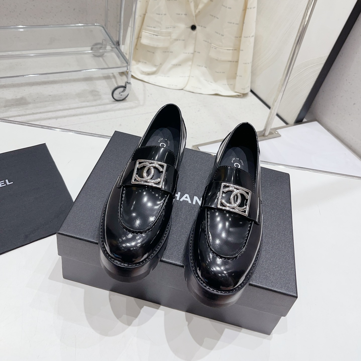 샤넬 CHANEL 2023 SS 패치로고 레더 블랙 여성 슈즈 커스텀급