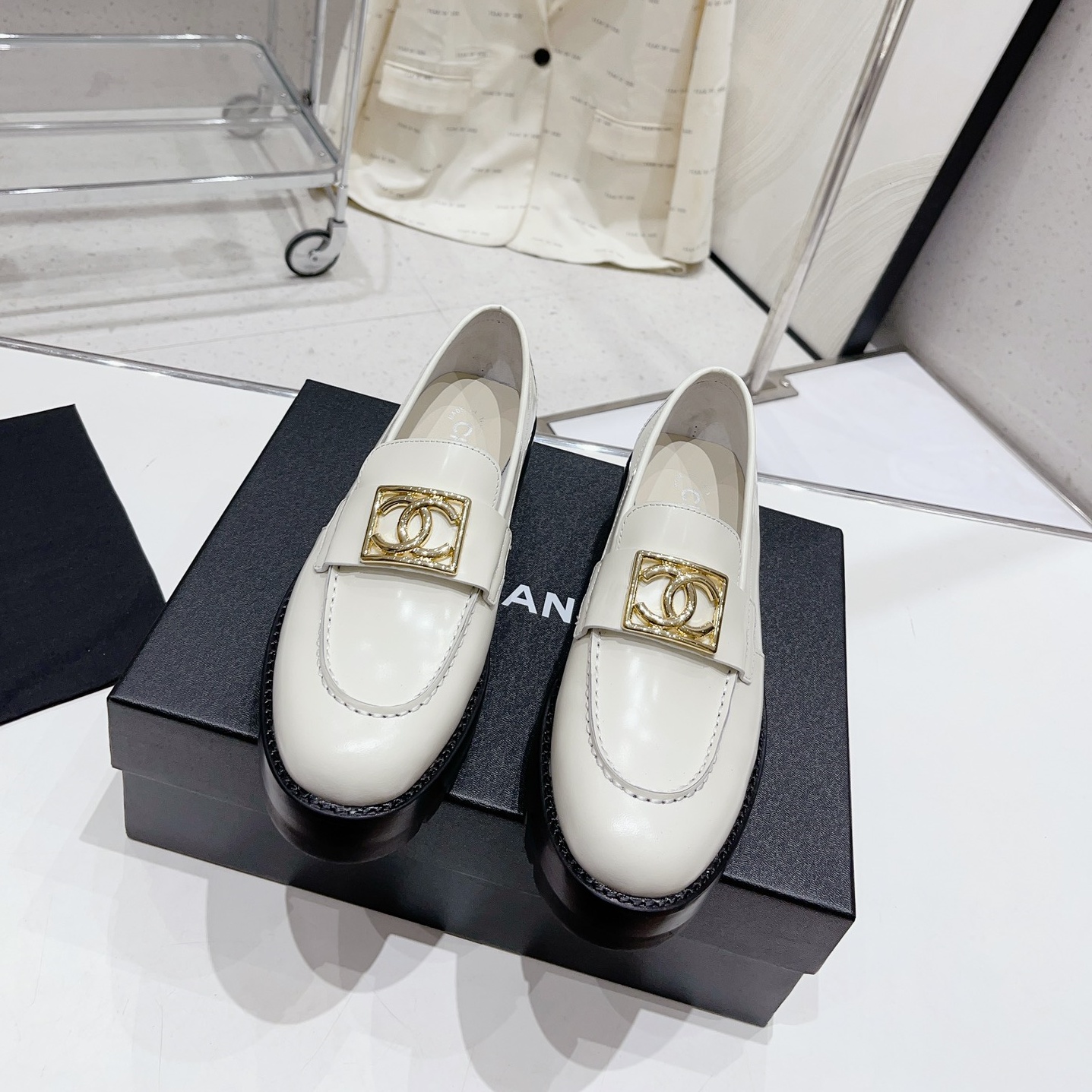 샤넬 CHANEL 2023 SS 패치로고 레더 화이트 여성 슈즈 커스텀급