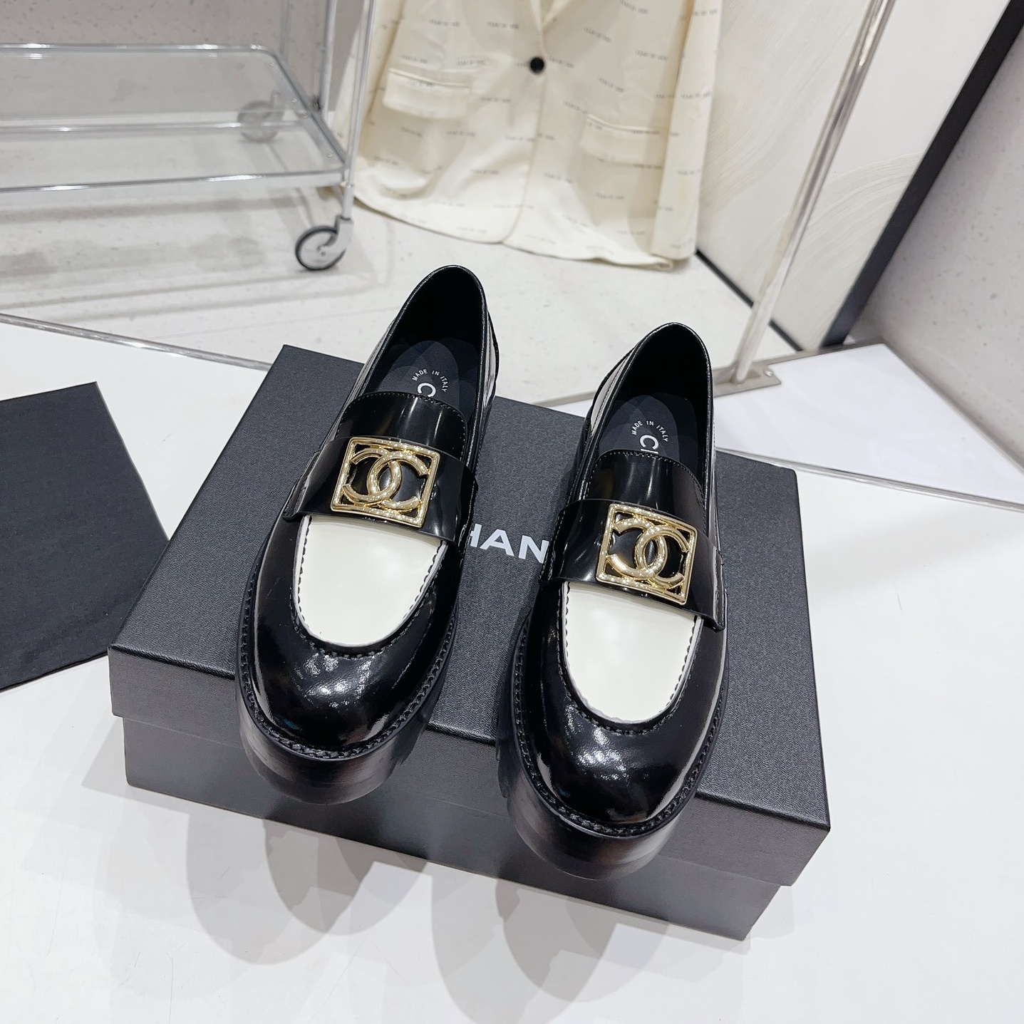 샤넬 CHANEL 2023 SS 패치로고 레더 검흰 여성 슈즈 커스텀급