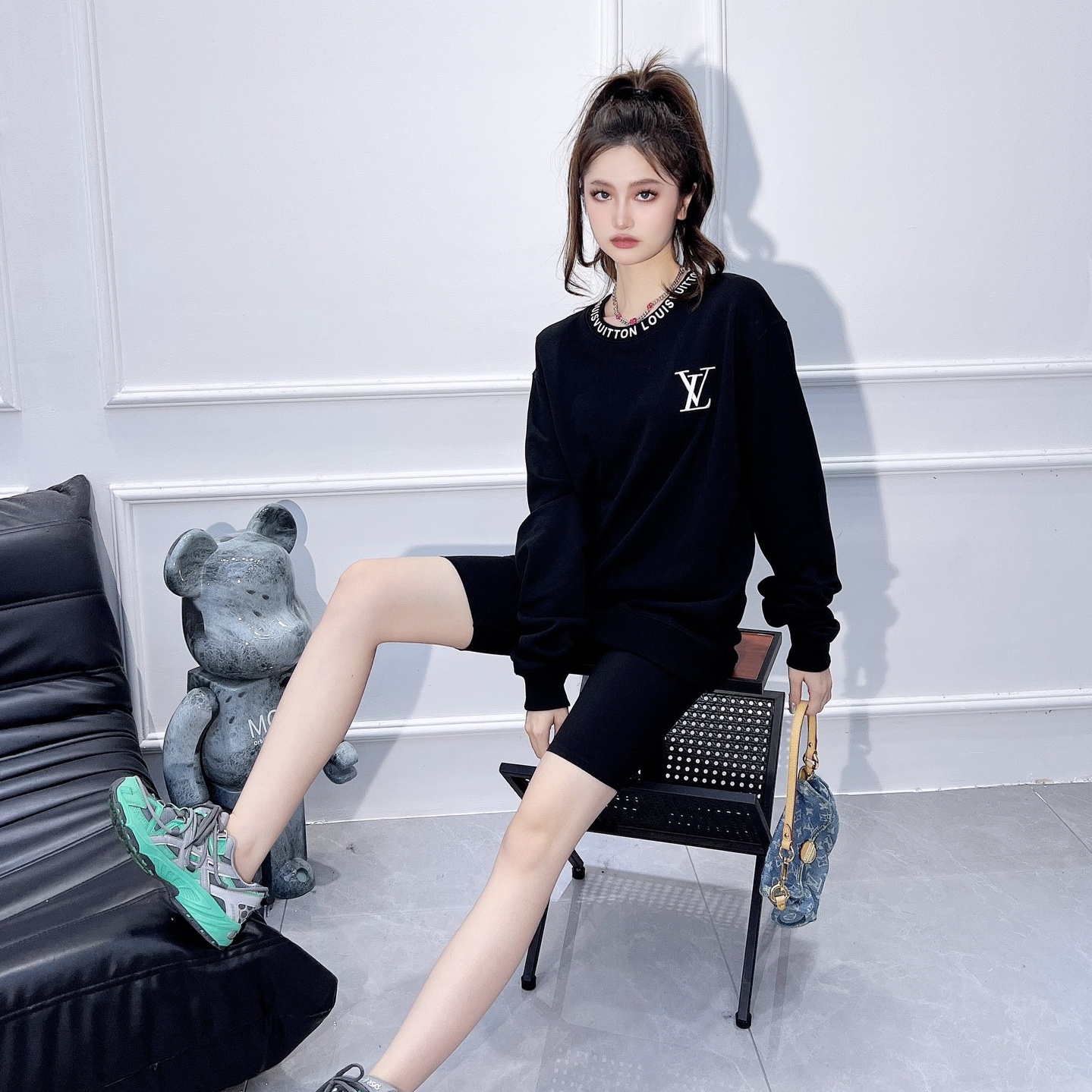 루이비통 LOUIS VUITTON 2023 SS 캐릭터 로고 여성 긴팔티 블랙 커스텀급