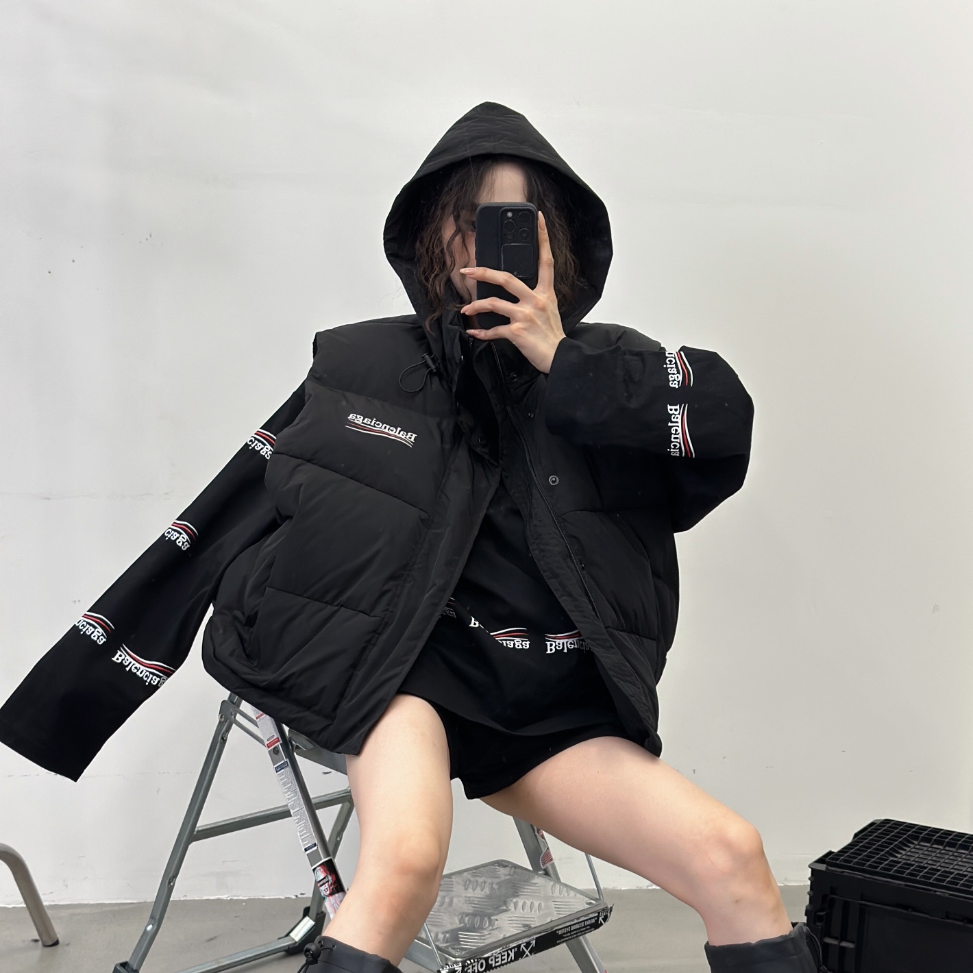 발렌시아가 BALENCIAGA 2023 SS 캐릭터 로고 여성 패딩조끼 블랙 커스텀급
