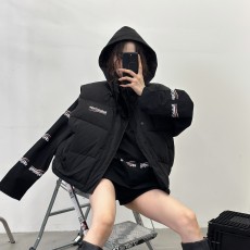 발렌시아가 BALENCIAGA 2023 SS 캐릭터 로고 여성 패딩조끼 블랙 커스텀급