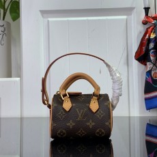 루이비통 LOUIS VUITTON 2024 SS 모노그램 마이크로 스피디 백 참 M01701 미러급