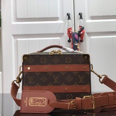 루이비통 LOUIS VUITTON 2024 SS 모노그램 NBA 콜라보 핸들 트렁크백 M45785 미러급