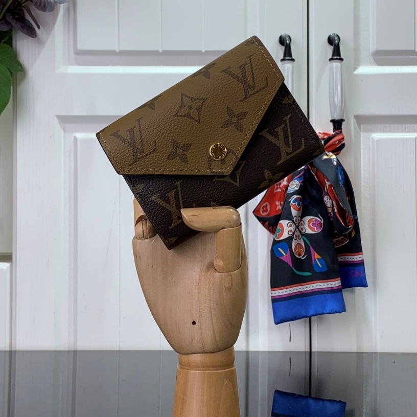 루이비통 LOUIS VUITTON 2024 SS 모노그램 빅토린 월릿 M81557 미러급