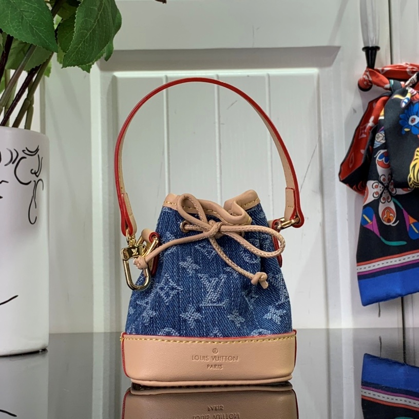 루이비통 LOUIS VUITTON 2024 SS 모노그램 데님 마이크로 노에 백 참 M01700 미러급