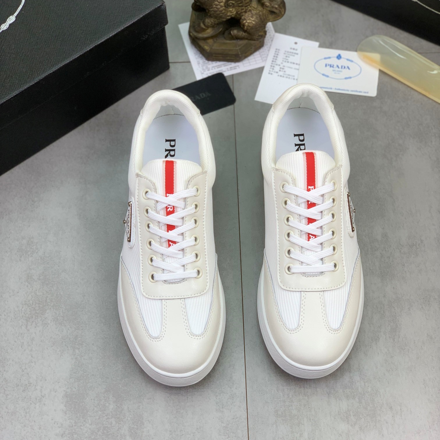 프라다 PRADA 2024 SS 금속로고 레드라인 화이트 남성 슈즈 커스텀급